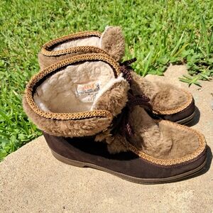 YODELERS Faux fur  booties Women  Size 6 brown